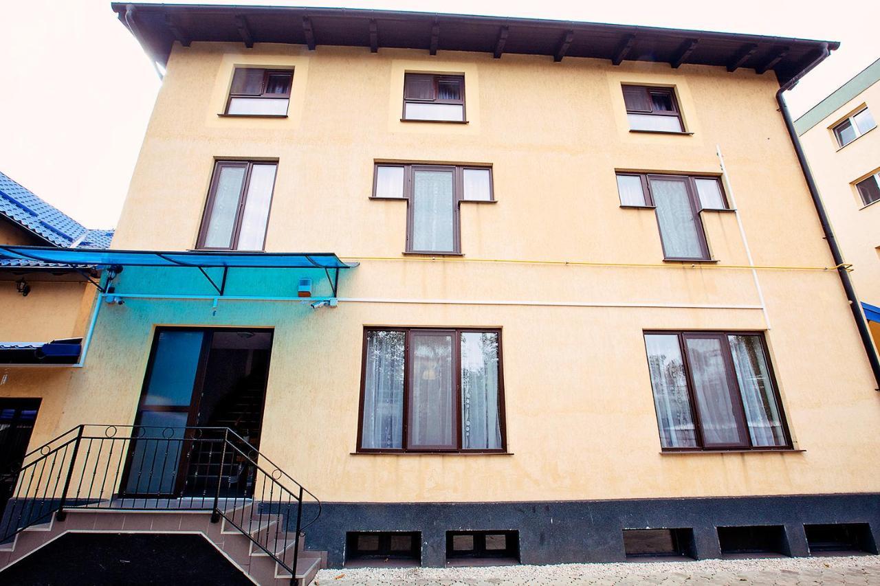 Iq Hostel Yellow House Brasov Exterior photo