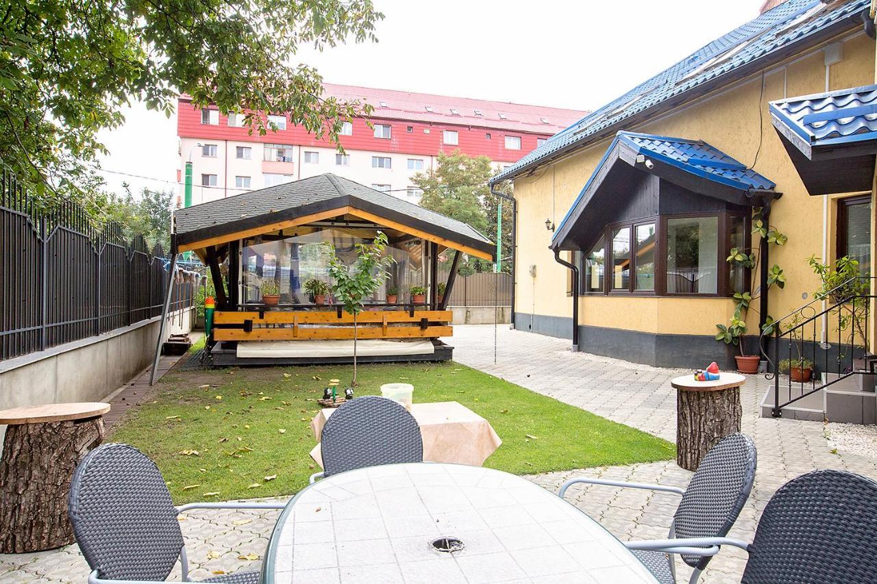 Iq Hostel Yellow House Brasov Exterior photo